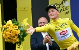 Mathieu van der Poel, maillot jaune sur le dos, jette son bouquet vers le public après sa victoire dans la 2e étape du Tour de France, le 6 juillet 2025 à Boulogne-sur-Mer