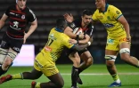 Le jeune centre de l'ASM Clermont Daniel Bibi Biziwu tente de plaquer l'ouvreur toulousain Thomas Ramos en Top 14, le 29 mai 2021 à Toulouse
