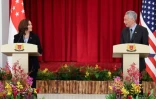 La vice-présidente américaine Kamala Harris et le Premier ministre singapourien Lee Hsien Loong lors d'une conférence de presse, le 23 août 2021 à Singapour 