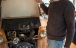 Le 21 mars 2017 à Loches, Michel Robillard soulève le capot en pommier de sa 2CV en bois pour montrer le moteur de 3CVqu'il a installé
