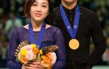 Les Chinois Wenjing Sui (g) et   Cong Han posent sur le podium après avoir remporé le titre en couple aux Mondiaux de patinage artistique, le 21 mars 2019 à Saitama