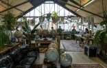 Les artisans travaillent sur la fabrication de globes terrestres dans l'atelier de Bellerby and Co, le 19 juillet 2019 à Londres