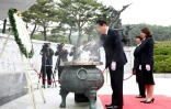 Le Premier ministre japonais Fumio Kishida (c) et son épouse Yuko Kishida (d) lors d'une visite au cimetière national de Séoul, le 7 mai 2023 en Corée du Sud