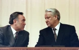 Noursoultan Nazarbaïev (G) alors président du Kazakhstan et le président russe de l'époque Boris Elstine, à Moscou le 17 janvier 1992