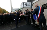 François Hollande (2è g) et le maire de Saint-Denis Didier Paillard (d) dévoilent une plaque commémorative devant le Stade de France, le 13 novembre 2016 dans le cadre des cérémonies de souvenirs 