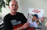 L'Israélo-américain Keith Siegel, qui a passé 484 jours en captivité à Gaza, montre la photo de deux otages, Gali and Ziv Berman, avec lesquels il a été retenu, lors d'un entretien avec l'AFP, le 12 juin 2025 à Tel-Aviv