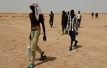 Des migrants africains dans le désert, près d'Al'Assah, à la frontière entre la Libye et la Tunisie, le 30 juillet 2023