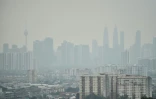 La ville de Kuala Lumpur sous un smog causé par la fumée des incendies de forêt en Malaisie, le 26 août 2026