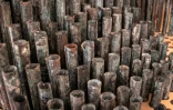 Les tuyaux en cuivre du plus ancien orgue de la chrétienté présentés au couvent Saint-Sauveur dans la Vieille ville de Jérusalem, le 9 septembre 2025