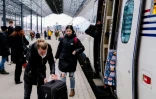 Des voyageurs descendent du dernier train Allegro en provenance de Saint-Pétersbourg à la gare d'Helsinki, le 27 mars 2022