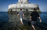 Les gardiens Thomas Dalisson (g) et Nicolas Quezel-Guerraz transportent une caisse de ravitaillement pour la relève avant de quitter le phare du Cordouan, le 11 juin 2021 au Verdon-sur-Mer, en Gironde