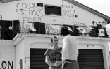 Edmond Simeoni (g), interviewé par un journaliste devant une cave viticole, pendant une trêve lors d'une prise d'otagesà Aléria, le 22 août 1975 en Haute-Corse