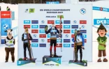 (g à d) Les Norvégiens Johannes Dale, 2e, et Sturla Holm Laegreid, 1er, et le Français Quentin Fillon-Maillet, 3e, sur le podium de la mass start des Championnats du monde de biathlon, à Pokljuka en Slovénie, le 21 février 2021