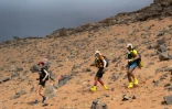 Les concurrents en lice dans la 36e édition du Marathon des Sables traversent le Sahara marocain vers Jebel Mraier, le 30 mars 2022 