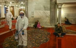Désinfection d'une mosquée à Istanbul, le 14 mars 2020
