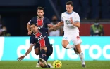 L'attaquant parisien Angel Di Maria tacle le Marseillais Florian Thauvin en L1 le 13 septembre 2020 au Parc des Princes 