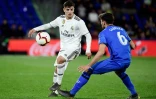 Le milieu du Real Madrid Brahim Diaz (g) face au défenseur de Getafe Leandro Cabrera, le 25 avril 2019 à Getafe