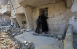 Un couple syrien devant leur maison dévastée à Alep, le 4 décembre 2016