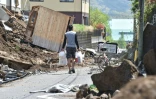 Un homme marche dans les rues de Mashiki, dans la préfecture de Kumamoto dans le sud-ouest du Japon, frappée par un séisme le 15 avril 2016