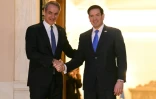 Le secrétaire d'Etat américain Marco Rubio (d) et le Premier ministre grec Kyriakos Mitsotakis à Athènes, le 7 octobre 2026
