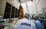 Le satellite Biomass construit par Airbus Defence and Space pour l'Agence spatiale européenne présenté à Toulouse le 11 février 2025.