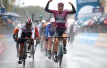 L'Allemand Pascal Ackermann (Bora) vainqueur sous une pluie battante de la 5e étape du Giro, le 15 mai 2019 à Terracina