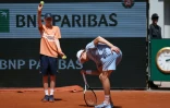 Le N.1 mondial Jannik Sinner se tient la hanche au cours de son match du 2e tour de Roland-Garros contre l'Argentin Juan Manuel Cerundolo le 28 mai 2026 à Paris