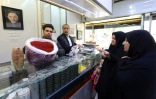 Des femmes achètent du safran dans une boutique, le 11 novembre 2018 dans la province de Khorasan, en Iran