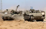 Des véhicules blindés de l'armée israélienne opèrent près de la frontière avec la bande de Gaza le 30 mai 2024, dans le cadre du conflit actuel entre Israël et le mouvement palestinien Hamas
