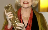 L'actrice Micheline Presle reçoit son César d'honneur, lors de la 29e Nuit des César au théâtre du Châtelet, le 21 février 2004 à Paris