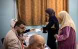 Deux Palestiniennes se présentent pour voter lors des élections municipales du village de Burqin, à l'ouest de Jénine, en Cisjordanie occupée, le 25 avril 2026