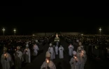 Procession aux flambeaux pendant le pèlerinage au sanctuaire marial de Fatima au Portugal le 12 mai 2021 