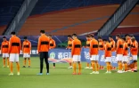 Les joueurs de Wuhan Zall lors d'une minute de silence en hommage aux victimes du Covid-19 lors de la reprise du championnat en Chine le 25 juillet 2020