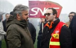 Le député La France insoumise Alexis Corbière (G) avec un syndicaliste CGT de la SNCF lors d'une manifestation, à Paris le 9 avril 2018