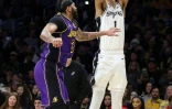 Victor Wembanyama (#1), des San Antonio Spurs, face à une des stars des LA Lakers, Anthony Davis (#3), lors d'un match de NBA, le 23 février 2024 à Los Angeles