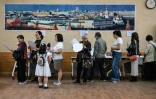Des électeurs attendent pour voter lors des législatives, le 28 juin 2024 à Oulan-Bator, en Mongolie