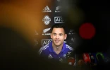 Le demi d'ouverture néo-zélandais Beauden Barrett en conférence de presse, le 24 novembre 2016 à Neuilly-sur-Seine
