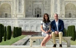 Le Prince William et son épouse Kate posent devant le Taj Mahal à Agra pendant une visite en Inde le 16 avril 2016 
