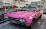 Une oldsmobile de 1964 restaurée, dans le magasin de pièces détachées de Jaafar Salmane, le 27 mai 2025 à Alexandrie, dans la province de Babel, en Irak