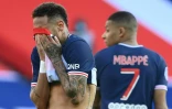 Les attaquants du Paris Saint-Germain, le Brésilien Neymar et le Français Kylian Mbappé, après leur défaite face à Lille, lors de leur match de L1, le 3 avril 2021 au Parc des Princes