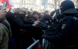 Des manifestants tentent de forcer un barrage de police lors d'un défilé contre les restrictions destinées à lutter contre le Covid-19, à Vienne (Autriche), le 6 mars 2021.