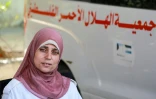 L'ambulancière palestinienne Maha Wafi, 43 ans, à côté d'une ambulance à Khan Yunis, dans le sud de la bande de Gaza, le 15 septembre 2024