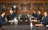 Photo fournie par le ministère sud-coréen de la Réunification montrant la rencontre entre les délégations nord-coréenne et sud-coréenne au village frontalier de Panmunjom, dans la zone démilitarisée, le 15 janvier 2018