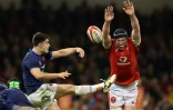 Le demi de mêlée français Nolann Le Garrec joue au pied à Cardiff le 10 mars 2024