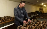 Ivan Iouskevitch dans son élevage d'escargots à Solonka, en Ukraine, le 20 avril 2022