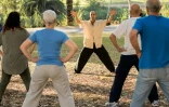 Eliko Cohen, qui a quitté son emploi dans une entreprise de mobiles pour enseigner une méthode combinant tai chi, qi gong et méditation, donne un cours dans le Park Hayarkon à Tel Aviv, le 13 juin 2017