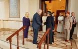 Photo fournie le 26 octobre 2018 par le compte Twitter du Premier ministre israélien Benjamin Netanyahu le montrant (C-G) en présence de son épouse Sara (G) serrant la main du sultan Qabous d'Oman (C-D) dans la capitale omanaise Mascate à l'occasion d'une rarissime visite dans ce pays arabe du Golfe
