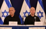 Le Premier ministre israélien Benjamin Netanyahu, à gauche, et le ministre israélien de la Défense de l'époque Yoav Gallant lors d'une conférence de presse, à Tel Aviv, le 28 octobre 2023