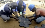 Des Camerounais pavent le sol avec des pavés fabriqués avec des déchets plastiques recyclés, le 1er février 2016 à Yaoundé 