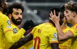 L'attaquant égyptien de Liverpool, Mohamed Salah (2e g), entouré de ses coéquipiers, après avoir égalisé (1-1) face à l'AC Milan, lors de la 6e journée du groupe B de la Ligue des Champions, le 7 décembre 2021 au Stade San Siro